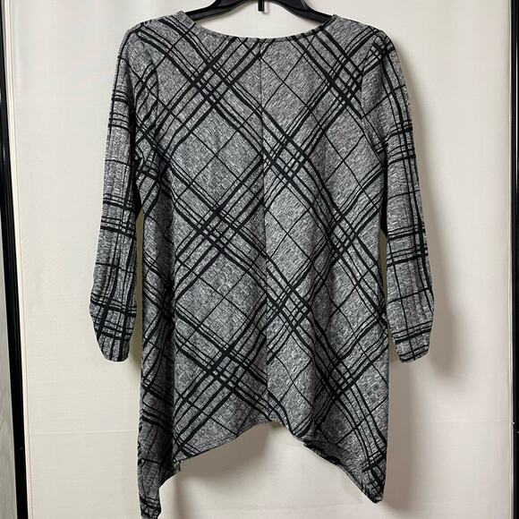 Apt 9 Geometric Print Blouse Size Medium Gray Black 3/4 Sleeve Asymmetrical Hem - Picture 6 of 11